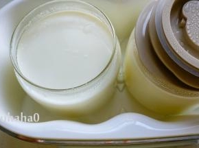 第二天早晨，看到已经凝固完成的酸奶，酸奶放入冰箱冷藏钝化3~4个小时，会更浓稠