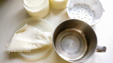 准备过滤酸奶的工具：一块笼布或细棉布，一个过滤网，一个和滤网大小差不多的容器，这个容器我用的是不锈钢缸子，食堂里打饭用的，外加一个盖子