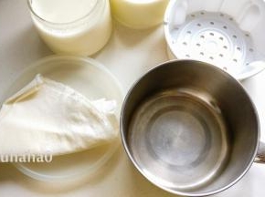 准备过滤酸奶的工具：一块笼布或细棉布，一个过滤网，一个和滤网大小差不多的容器，这个容器我用的是不锈钢缸子，食堂里打饭用的，外加一个盖子