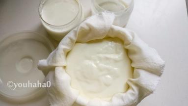 笼布铺在滤网上，滤网放在不锈钢的缸子上，酸奶倒在笼布上，刚好可以装入一升的酸奶