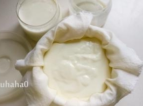 笼布铺在滤网上，滤网放在不锈钢的缸子上，酸奶倒在笼布上，刚好可以装入一升的酸奶