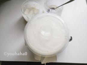 扣上一个盖子预防污染，盖子是微波炉加热碗的盖子，正好和这个滤网大小合适，放入冰箱冷藏过滤