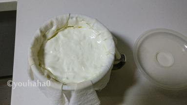 过滤几个小时后，明显的看到酸奶减少了，实际上就是乳清虑出来了