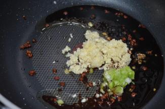 加入蒜末和葱白末