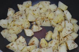 加入沥干水的土豆块，快速翻炒均匀