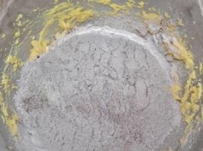 打至完全混合（无油水分离状）
筛入混合粉