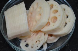 莲藕洗干净，去皮，切成薄片