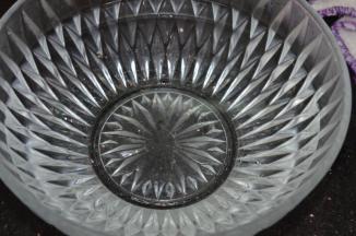 准备一大盆冷开水，放冰箱冷冻30分钟