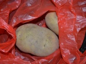 土豆洗干净，去皮，切成块，用水泡着