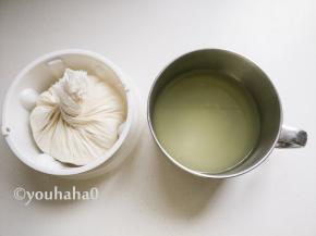 可以将笼布拧紧继续过滤，过滤24个小时后，酸奶就剩下笼布中的一点，缸子里是过滤出来的乳清