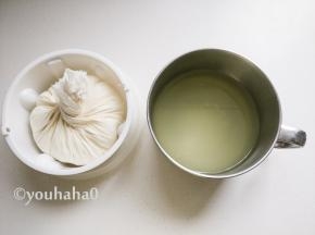 可以将笼布拧紧继续过滤，过滤24个小时后，酸奶就剩下笼布中的一点，缸子里是过滤出来的乳清