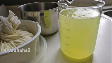 过滤出来的乳清有多少？用一个量杯测一下，一升全脂牛奶做成酸奶后，能过滤出550毫升左右的乳清