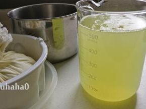 过滤出来的乳清有多少？用一个量杯测一下，一升全脂牛奶做成酸奶后，能过滤出550毫升左右的乳清