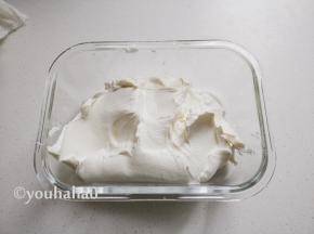 过滤后取得的就是厚厚的像奶酪一样的酸奶，装入保鲜盒中冰箱冷藏保存