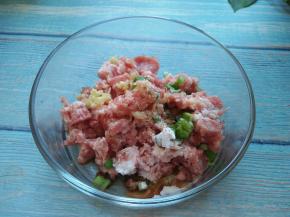 馅料:猪肉加上肉馅所需要的所有材料，混合拌匀