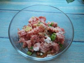 馅料:猪肉加上肉馅所需要的所有材料，混合拌匀