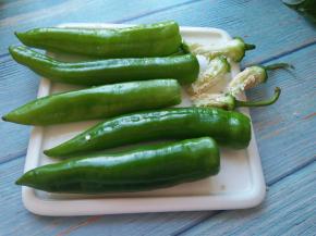 尖椒洗净，把根部掰掉