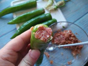 把猪肉馅放在尖椒里面。