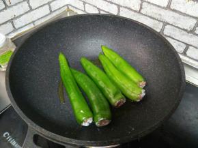 锅中加入油，放入尖椒，煎至两面虎皮状，盛出备用