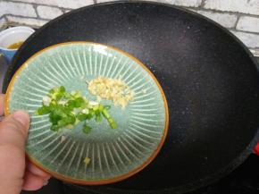 锅中底油，加姜蒜，炒香