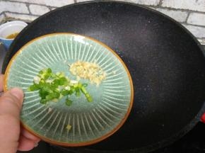 锅中底油，加姜蒜，炒香