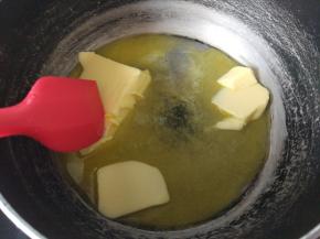 黄油加热融化备用。