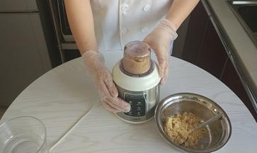 饼干用料理机打碎，没有料理机可以把饼干放入保鲜袋中，用擀面棍擀碎。