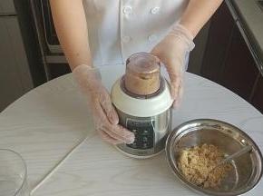 饼干用料理机打碎，没有料理机可以把饼干放入保鲜袋中，用擀面棍擀碎。