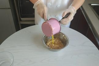 将融化的黄油和饼干碎拌匀。