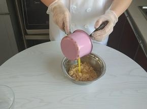 将融化的黄油和饼干碎拌匀。