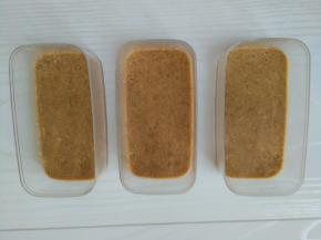 平均分成三份，放入250毫升的慕斯盒中，用勺子抹平。