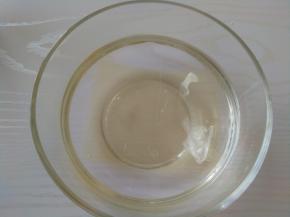 吉利丁用冰水泡软。