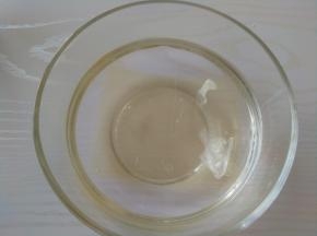 吉利丁用冰水泡软。