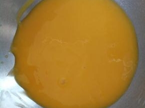 芒果肉加入糖粉用料理机打成泥，最后取100克芒果泥，和泡软的吉利丁隔水加热至吉利丁融化。