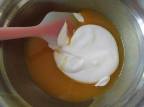 淡奶油和芒果泥分三次混合拌匀。
