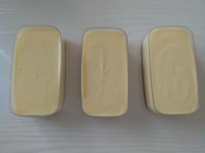 倒入慕斯盒中，轻轻震出气泡，放入冰箱冷冻20分钟。