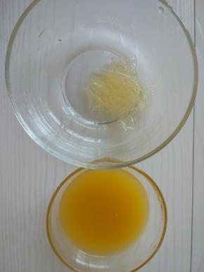 镜面制作:5克吉利丁用冰水泡软，取100克橙子备用。