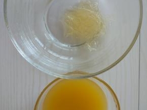 镜面制作:5克吉利丁用冰水泡软，取100克橙子备用。