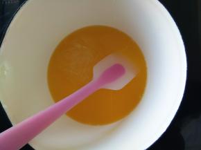 橙汁和泡软的吉利丁小火加热至融化。