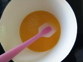 橙汁和泡软的吉利丁小火加热至融化。