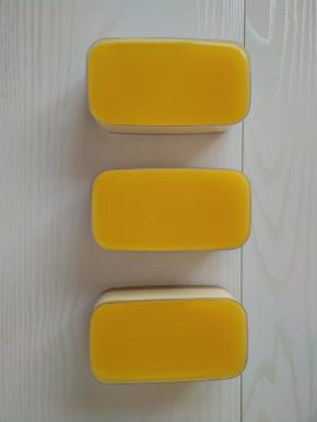 待温度冷却到40度左右，把镜面果汁倒入慕斯模具中，放入冰箱冷藏4小时以上。