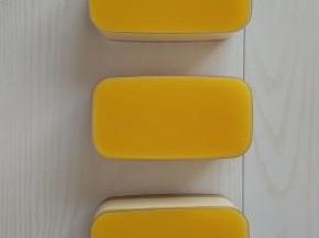 待温度冷却到40度左右，把镜面果汁倒入慕斯模具中，放入冰箱冷藏4小时以上。