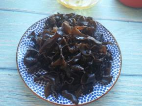 木耳泡软后，洗净，切丝