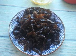 木耳泡软后，洗净，切丝