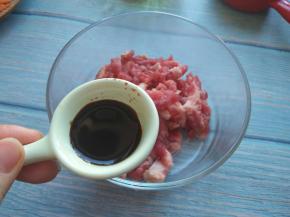 加生抽，拌匀腌制15分钟