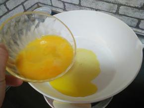 锅中油热，加鸡蛋液，炒出鸡蛋块，盛出备用