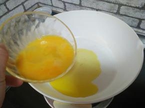 锅中油热，加鸡蛋液，炒出鸡蛋块，盛出备用
