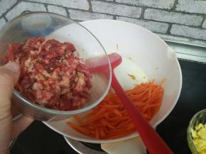 锅中再加少许油，炒胡萝卜丝，再加入猪肉丝，翻炒至肉色发白