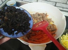 加入木耳丝，炒匀