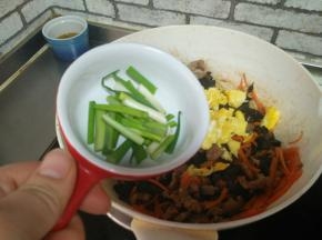 加葱段，炒匀即可